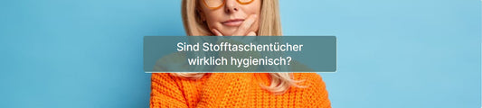 Frau hält sich fragend Finger unter den Mund