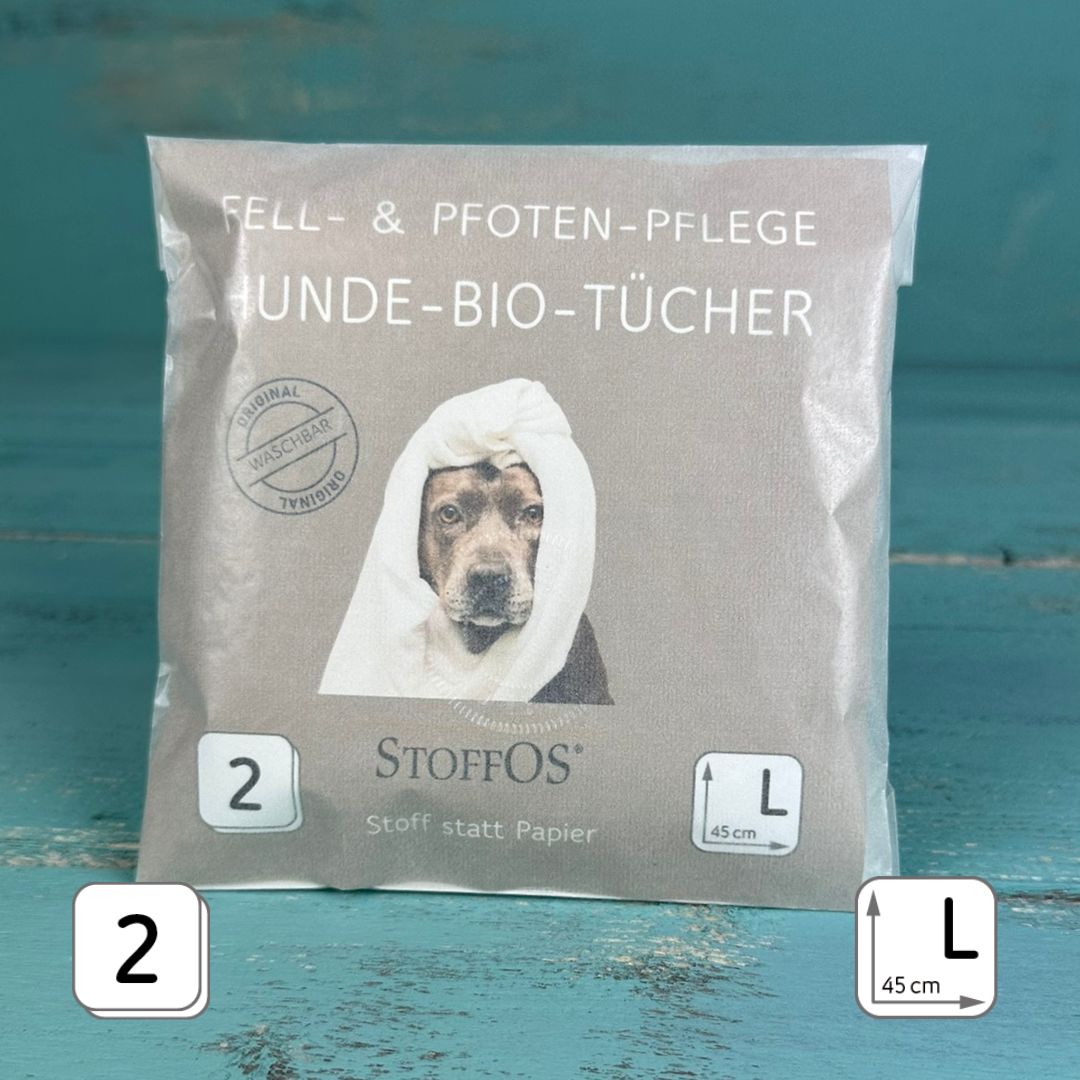 Auf der Verpackung für zwei Hundepflegetücher in Größe L ist ein Hund abgebildet, dessen Kopf mit einem weißen Tuch locker umlegt ist.