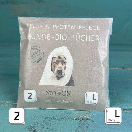 Auf der Verpackung für zwei Hundepflegetücher in Größe L ist ein Hund abgebildet, dessen Kopf mit einem weißen Tuch locker umlegt ist.