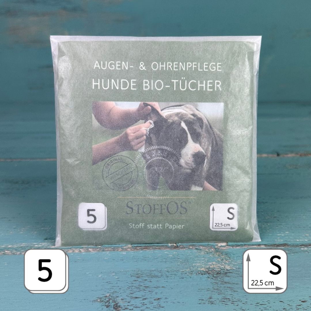 Verpackung von 5 weißen Hundepflegetüchern Größe S, 22,5 x 22,5 cm. Aif dem Bild ist ein Hund zu sehen, dessen rechtes Innen-Ohr von einem Menschen mit einem weißen Tuch gereinigt wird.
