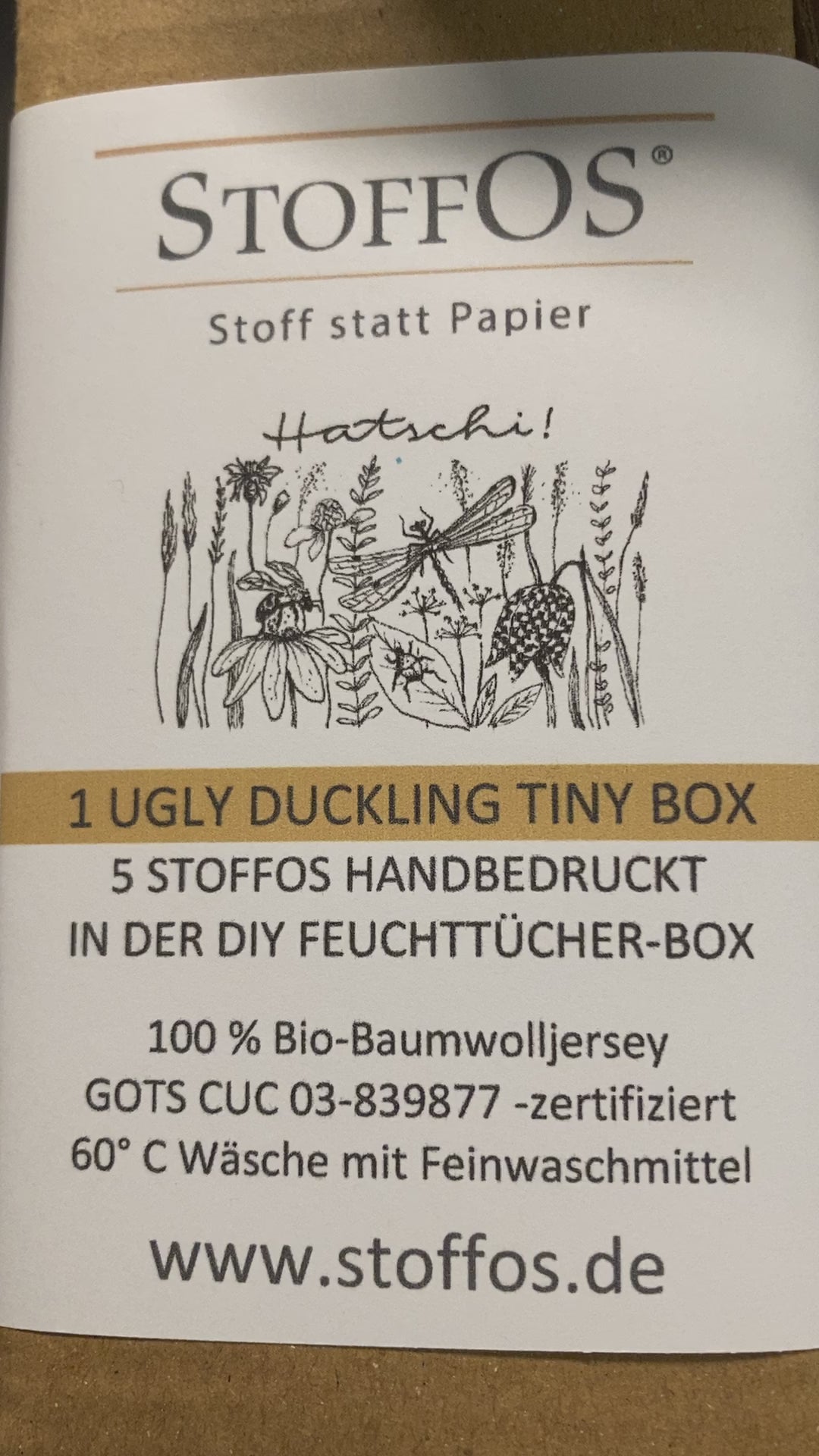 Film zeigt die Füllung mit fünf Röllchen der mit dem Hatschi Blumenwiesen Motiv handbedruckten Stofftaschentüchern und die kleinen Fehler an den unsauber ausgeführten Gravuren auf den Deckeln