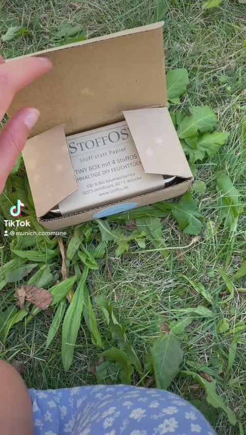 Stofftaschentücher werden zu DIY Feuchttüchern In diesem Film erklärt Sophie im sonnigen Garten auf einer Wiese sitzend, wie man sich aus den vier Stofftaschentuchröllchen, wir nennen sie StoffOS, auch aus den bedruckten StoffOS, in der gut schließenden Tiny Box aus Edelstahl DIY, also Do IT Yourself Feuchttücher herstellt. Dazu beträufelt sie jeweils eines der Röllchen mit einem Esslöffel Wasser. Plus Duftöl = Erfrischungstücher. Mit Desinfektionsmittel= Desinfektionstücher.