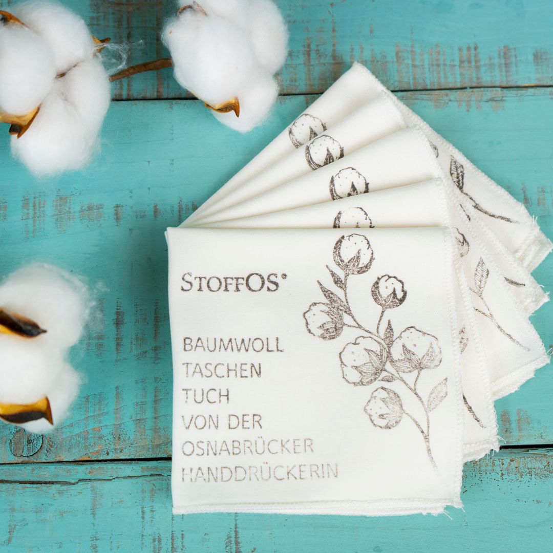 Stofftaschentücher HANDBEDRUCKT 5er Pack aus Biobaumwolljersey. Fünf in kieselgrau von Hand bedruckte Stofftaschentücher. Motiv Baumwollzweig. Ein Fächer von fünf in kieselgrau von Hand bedruckten Stofftaschentücher. Motiv Baumwollzweig. Nachhaltige Mitbringsel aus dem Osnabrücker Land.