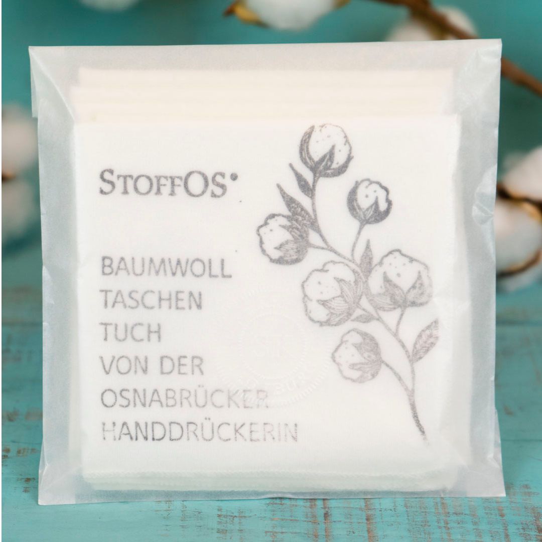 Stofftaschentücher HANDBEDRUCKT 5er Pack aus Biobaumwolljersey Fünf in kieselgrau von Hand bedruckte Stofftaschentücher. Motiv Baumwollzweig. Verpackung halbtransparente weiße Pergamintüte mit runder, 3,6 cm Durchmesser großen Prägung von Silke Kretzing, SK, Bad Iburg.