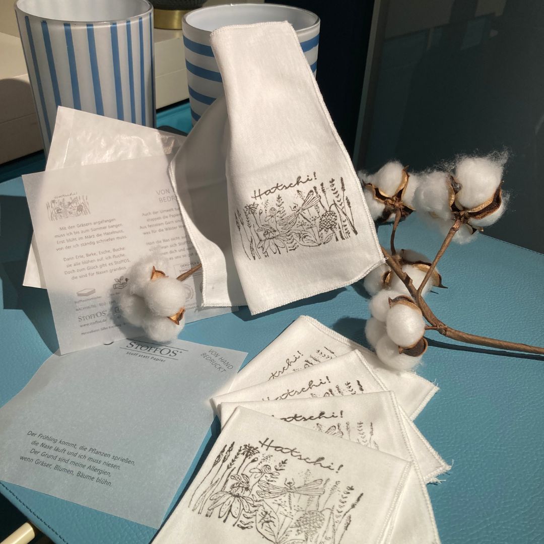 Stofftaschentücher HANDBEDRUCKT Gedicht mit dem Titel Hatschi, 5 Strophen à 4 Zeilen. Text von Sean Kollak , reimix. Strophe 1+2 Der Frühling kommt, die Pflanzen sprießen, die Nase läuft und ich muss niesen. Der Grund sind meine Allergien, wenn Gräser, Blumen, Bäume blühn. Mit den Gräsern angefangen muss ich bis zum Sommer bangen. Erst blüht im März die Haselnuss, von der ich ständig schniefen muss. Fortsetzung bei weiterem Bild.