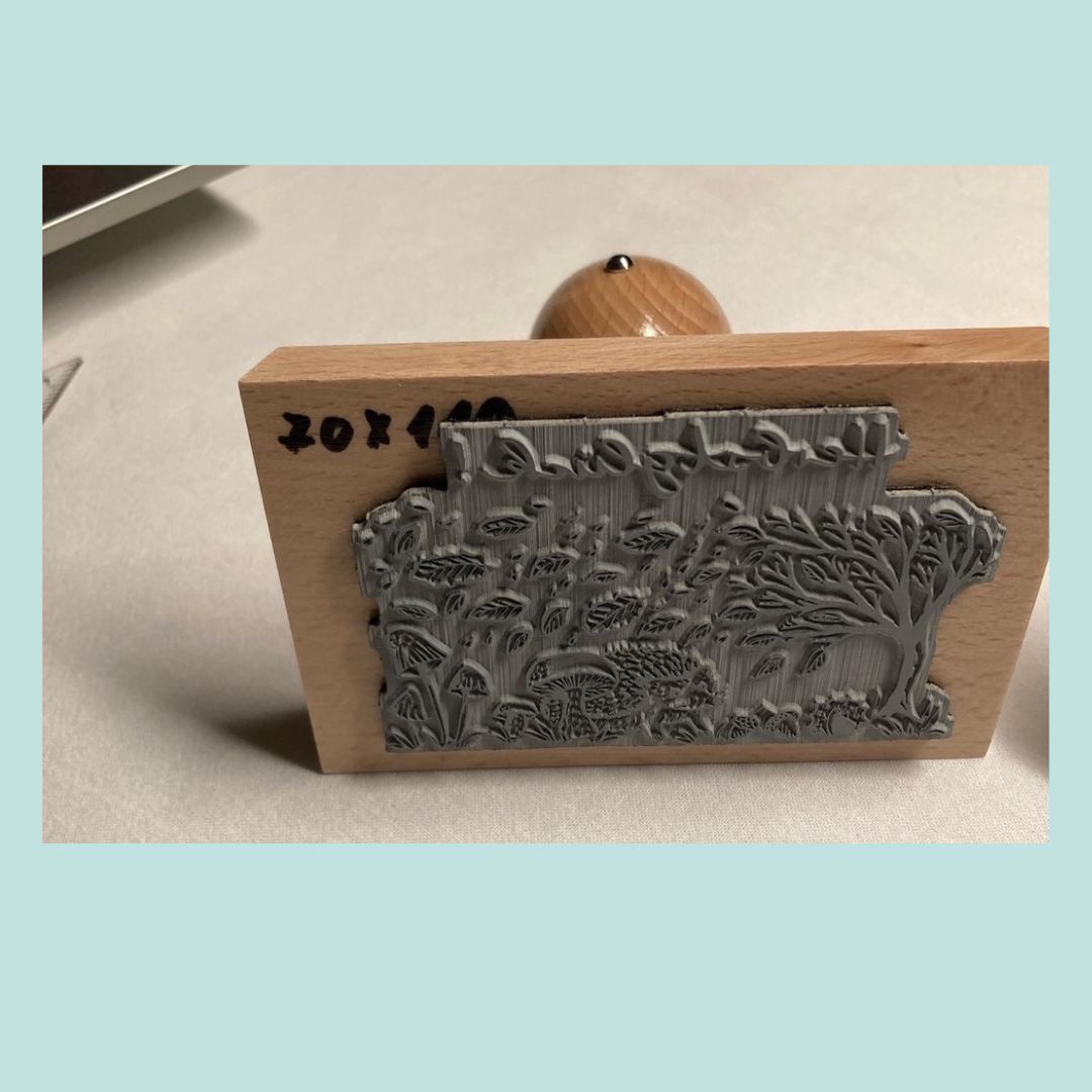 Stofftaschentücher HANDBEDRUCKT unser Stempel. Tipp für IGEL-FANS: Rettet unsere Igel Da kann der Herbst ruhig kommen, wenn man sich mit diesen StoffOS ausstaffiert hat. Ein wichtiger Hinweis an alle Mähroboteranwendende. Bitte schalten Sie die Geräte nachts ab, denn dann gehört die Wiese den Igeln. Sie sind nachtaktiv und werden leider viel zu oft Opfer von den Mährobotern, die ihnen die zarten Pfoten verletzen oder noch schlimmere Verletzungen zufügen.