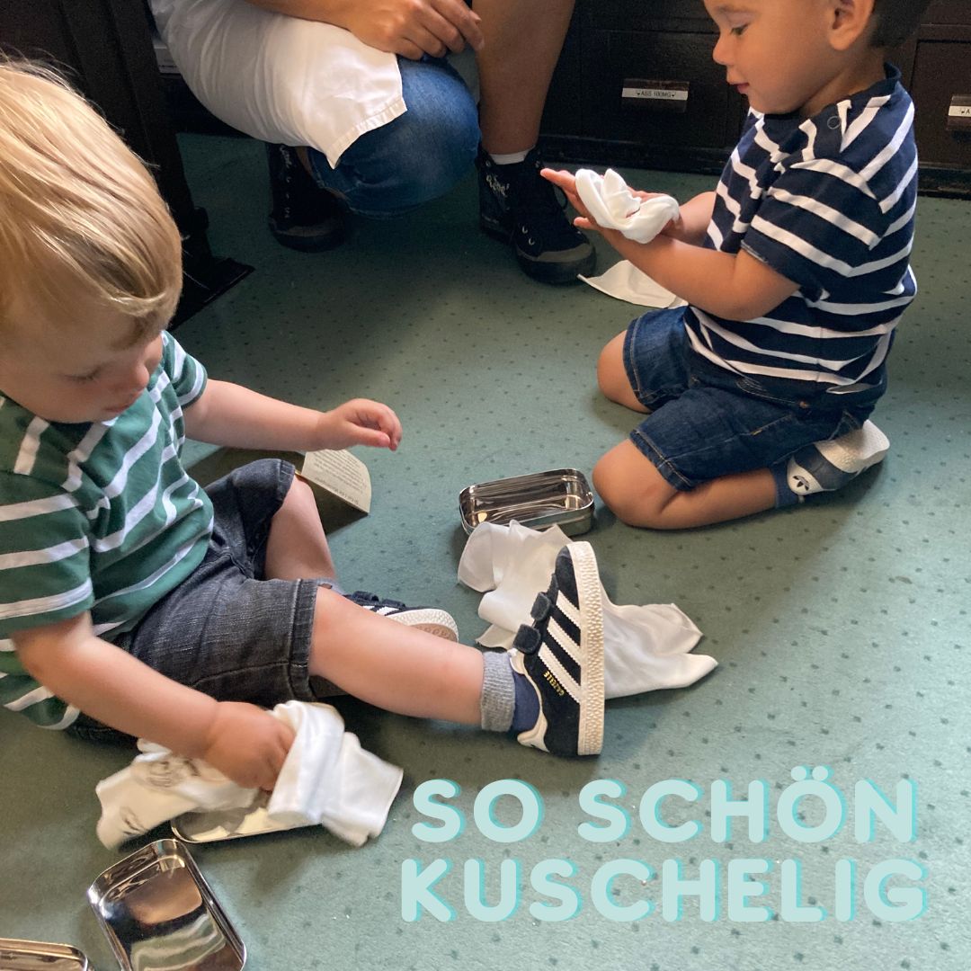 Stofftaschentücher aus Biobaumwollinterlockjersey, die dich über viele Jahre begleiten werden. Mit den StoffOS ist das Schonen der Nase und gleichzeitige Weltretten kinderleicht. Zwei Zweijährige freuen sich hier über ihre wolkenweichen StoffOS mit den Waldtieren, die sie gerade aus der Box befreit haben. So schön kuschelig, da freuen sie sich schon auf den nächsten Schnupfen.