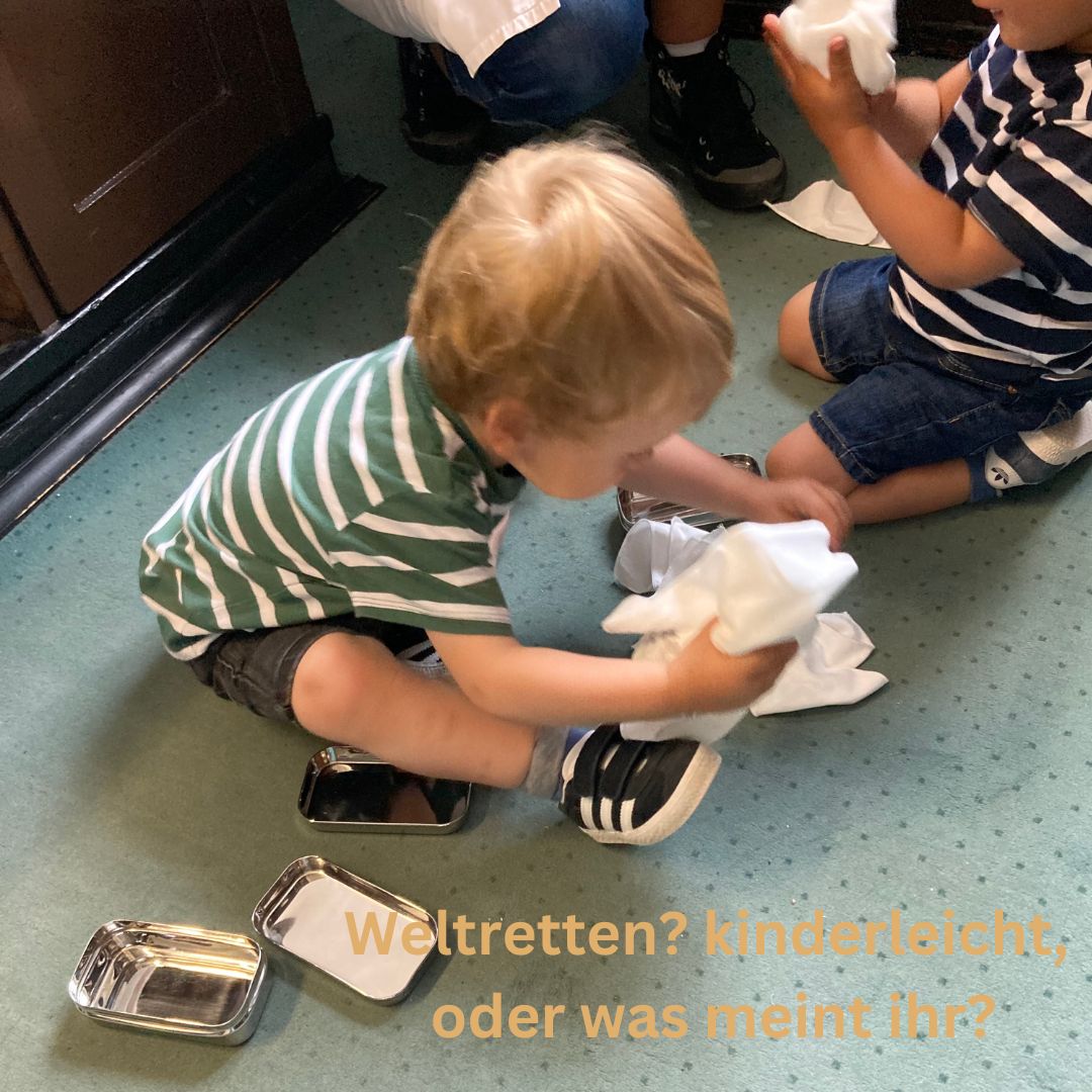Stofftaschentücher aus Biobaumwollinterlockjersey, die dich über viele Jahre begleiten werden. Mit den StoffOS ist das Schonen der Nase und gleichzeitige Weltretten kinderleicht. Zwei Zweijährige freuen sich hier über ihre StoffOS mit den Waldtieren, die sie gerade aus der Box befreit haben. Beim Öffnen sind ihnen die StoffOS in den Schoß gefallen. Die beiden werden mindestens 5 Jahre x 2 Kinder x 1 kg pro Jahr Restmüll aus Papiertaschentüchern und Plastikverpackung= in Höhe von 10 kg einsparen.