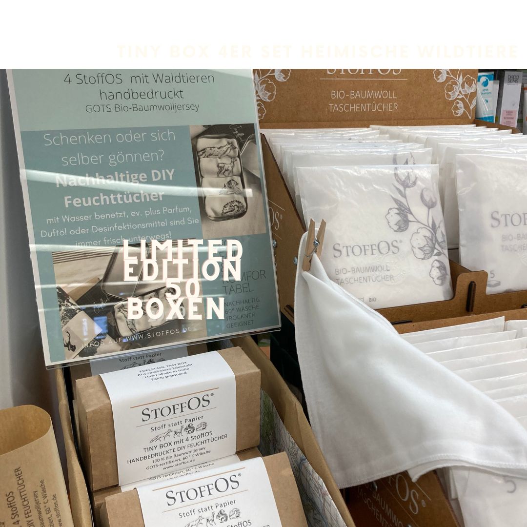 Stofftaschentücher, Kindertaschentücher, Damentaschentücher oder Sammlerstofftaschentücher aus Biobaumwollinterlockjersey, HANDBEDRUCKT, Limited Edition, aufgebaut in einem Ladenlokal. Neben dem Display erhalten unsere Handelspartner eine Produktinformation mit Erklärung.