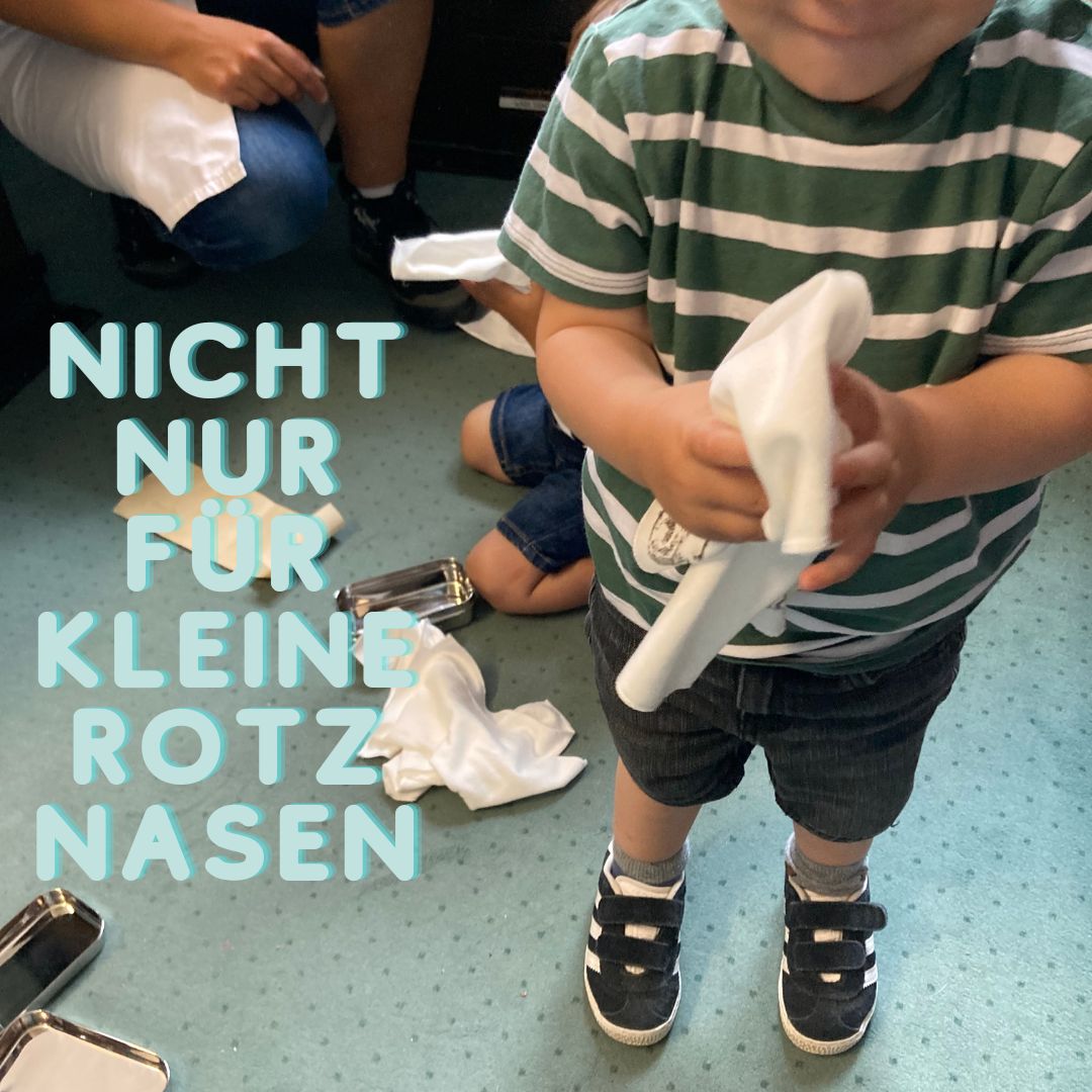 Stofftaschentücher aus Biobaumwollinterlockjersey, nicht nur für kleine Rotznasen, die dich über viele Jahre begleiten werden. Mit den StoffOS ist das Schonen der Nase und gleichzeitige Weltretten kinderleicht. Zwei Zweijährige freuen sich hier über ihre StoffOS mit den Waldtieren, die sie gerade aus der Box befreit haben. Sie gehen intensiv auf Tuchfühlung.