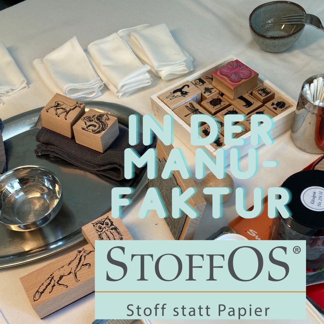 Stofftaschentücher HANDBEDRUCKT Ein Einblick in die Manufaktur. Neben den Stempeln der heimischen Wildtiere Fuchs, Reh, Eichhörnchen und Uhu werden noch andere Stempel mit Insekten gezeigt. Rechts im Bild ist ein Topf der Farbe Kieselgrau von Blauweißchen neben dem selbst gebastelten Stempelkissen zu sehen.Die Stempel