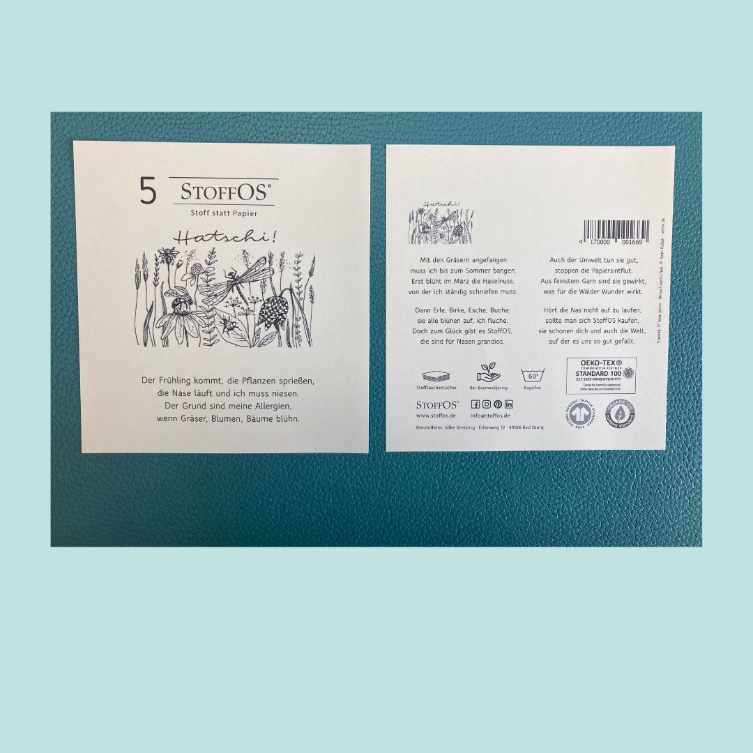 Stofftaschentücher Hatschi Verpackungsdesign. Die StoffOS, so nennen wir unsere Nasenschmeichler, werden mit Hilfe dieser Einleger aus Transparentpapier mit den Produktinfos in sozialen Einrichtungen in Bad Iburg verpackt. Sanatorium Kassen und die Werkstätten der HHO sind dabei beteiligt. Dort werden die Pergamintüten mit unserem Prägestempel versehen, die Tüten oben gefalzt und dann mit den dort gefalteten StoffOS verpackt.