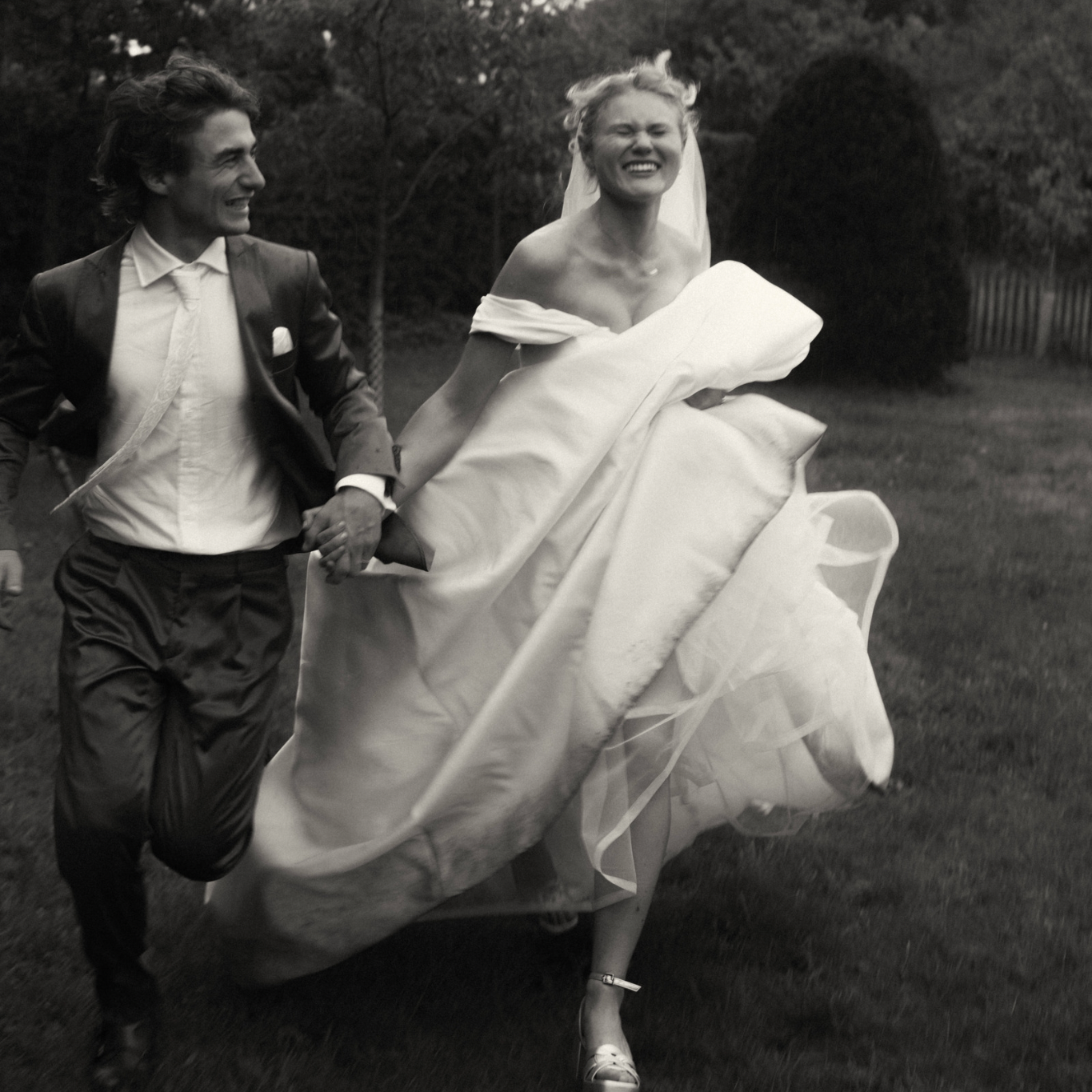 Hochzeitspaar rennt ins Glück