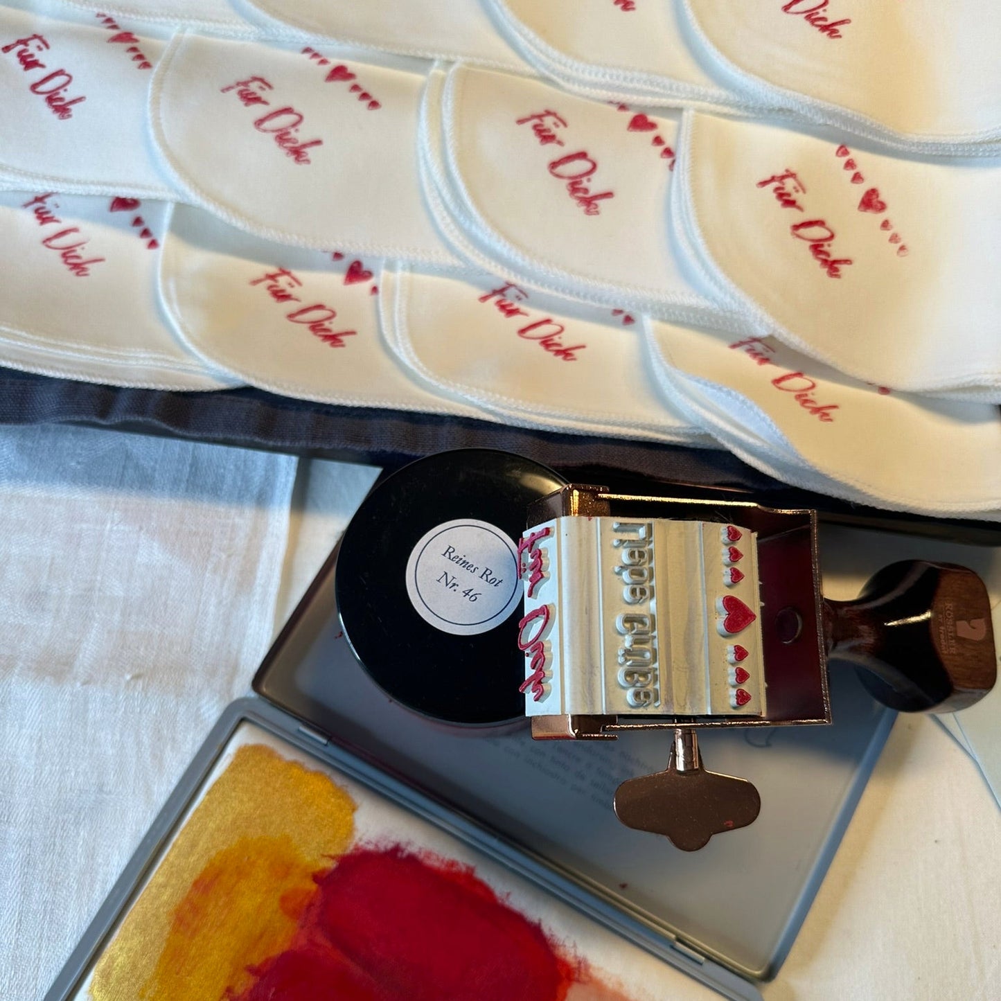 Hier sieht man den Dreh-Stempel, den Farbtopf mit der Stoffdruckfarbe reines Ror und das Stempelkissen, das für gelb und rot benutzt wird.