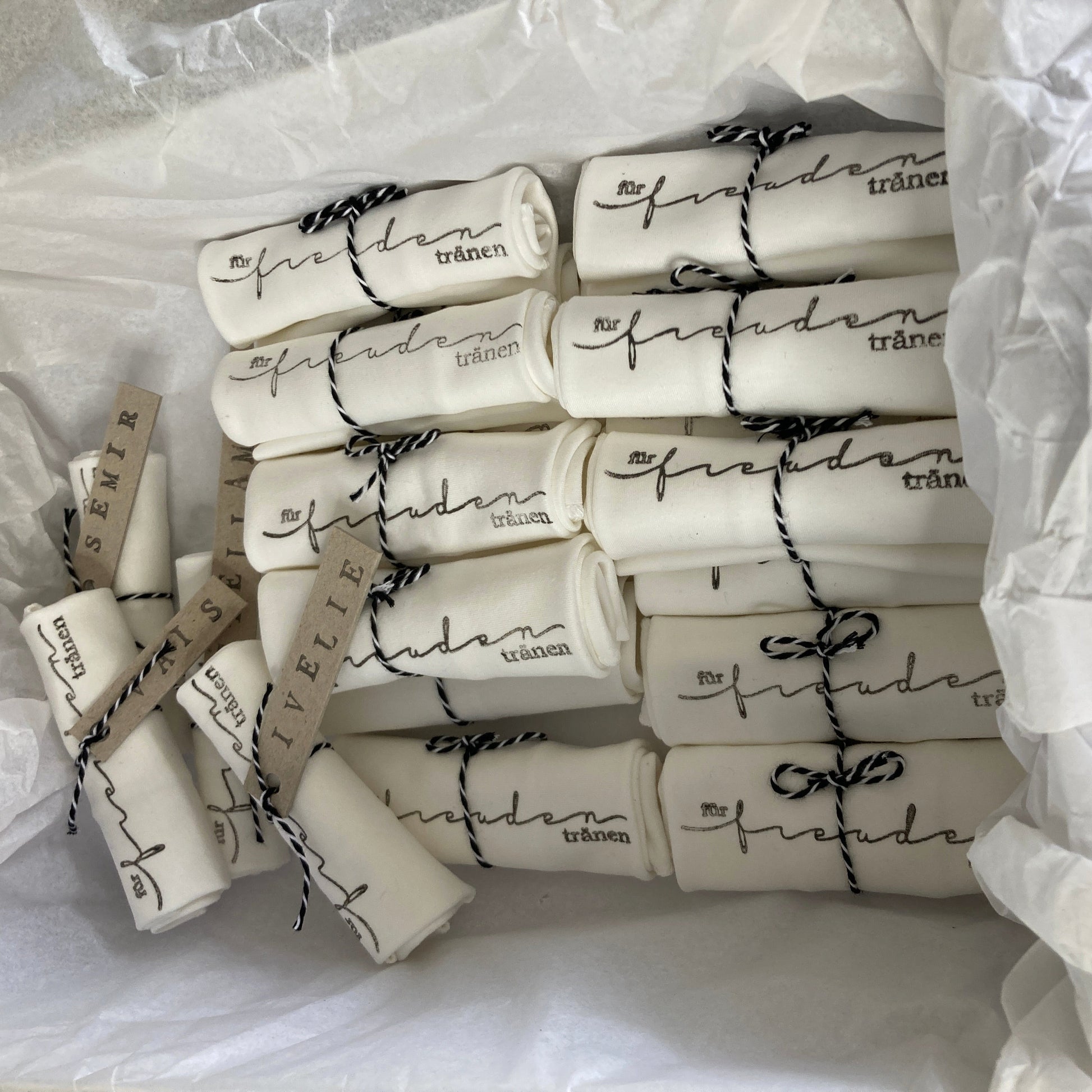 Gastgeschenke als Röllchen aus Stofftaschentuch für Freudentränen