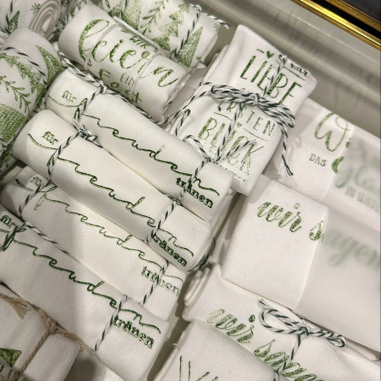 Röllchen und Päckchen von Stofftaschentüchern, Muster für Hochzeiten
