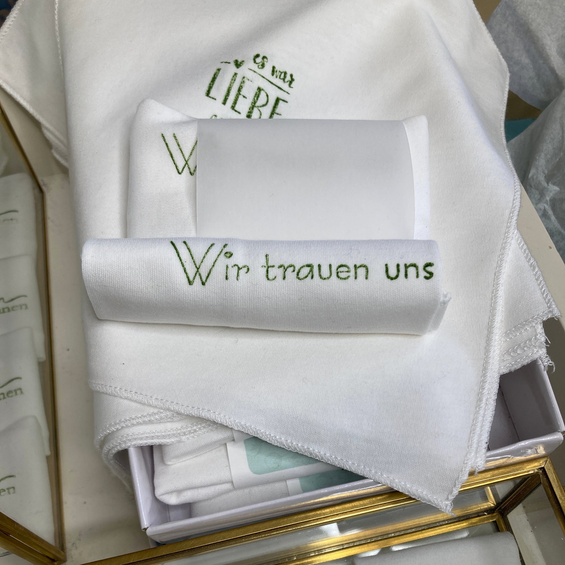 Stofftaschentuch eckige VAriante Gr. S von Hand bedruckt in Moosgrün, wir trauen uns, zur Einladung zur Hochzeit zu verschicken