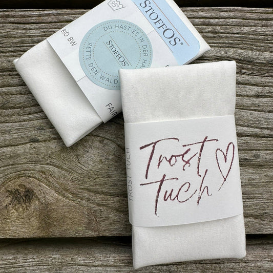Stofftaschentuch Gr. S 22,5 x 22,5 cm Grundfarbe naturweiß mit HANDDRUCK Hochformat gefaltet, mit Papierbanderole, Bordeauxrot bedruckt, Front- und Rückansicht, Motiv TrostTuch in Schreibschrift mit Herz, in bordeauxrot bedruckt.