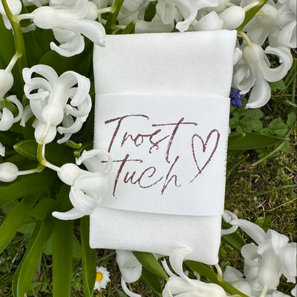 Trost Tuch Stofftaschentuch hochformat gefaltet und mit Papierbanderole umwickelt.