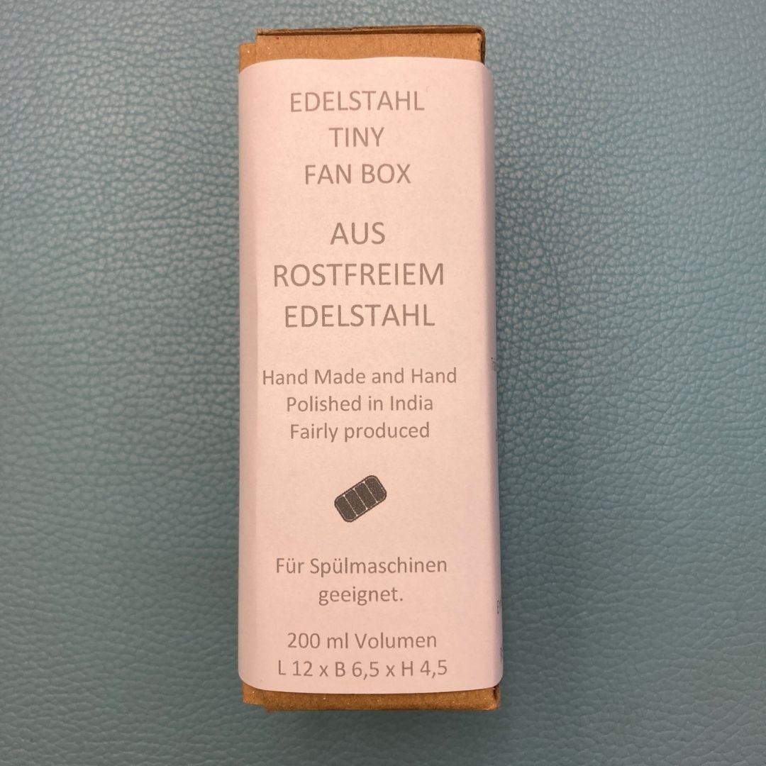 Tiny Edelstahl-Box mit 4 StoffOS, Unser neues „must have“ Volumen 200 ml, Maße 12 x 6 x 4 cm Die Tiny Boxes werden fair in Indien produziert und gehandelt, klimaneutral, 100% hochwertiger und geprüfter lebensmittelechter Edelstahl ohne Plastik- und Schadstoffe, spülmaschinengeeignet.Abgebildet ist die Rechte Seite der weißen Banderole.